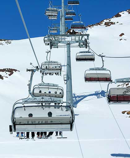Naue GlacierProtect protects snow surfaces in a particularly environmentally friendly way, even in sensitive areas such as at the entrance and exit as well as at the lift masts. Abrasion and residues are 100% converted back into natural substances in nature.