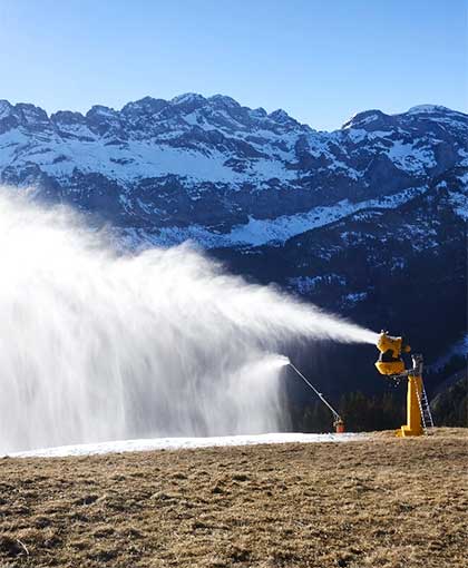 Naue GlacierProtect is naturally resistant and therefore excellent field of snowfarming. And not least because of the very good UV resistance and the high UV reflectance values